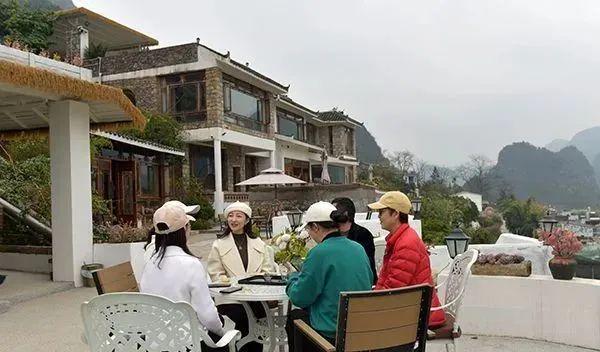 康养胜地 人文兴义 万峰林景区春意盎然，旅游持续升温，游客尽享自然与人文交融的公园式观光服务